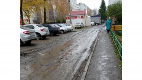 Двор у домов на улице Лядова стал грязевым болотом из-за ремонта труб
