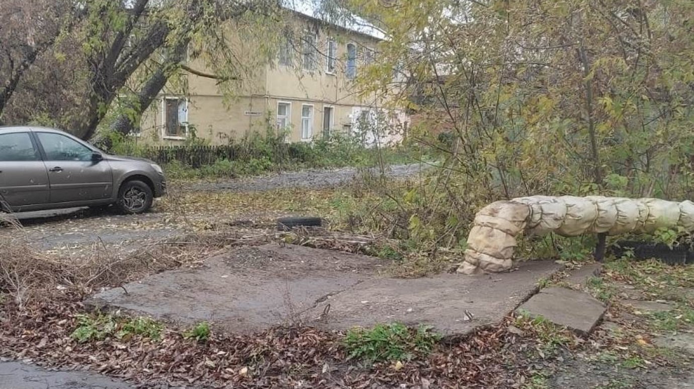 На улице Карпинского закрыли опасную щель между плитами