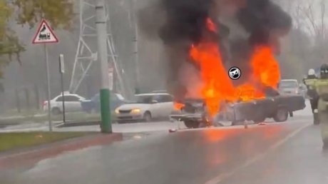В Пензе автомобиль загорелся после столкновения с другой машиной