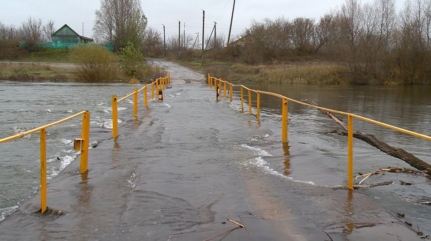 По мосту в Грабове трудно ходить и ездить, даже когда он не затоплен