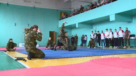 В Пензе устроили соревнования по армейскому ножевому бою