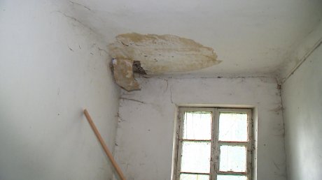 В Пензе рабочие восстановили крышу полусгнившими листами железа