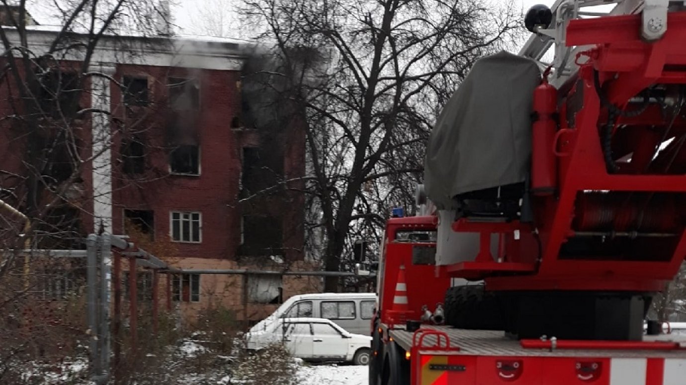 В Пензе загорелся расселенный дом в Заводском районе