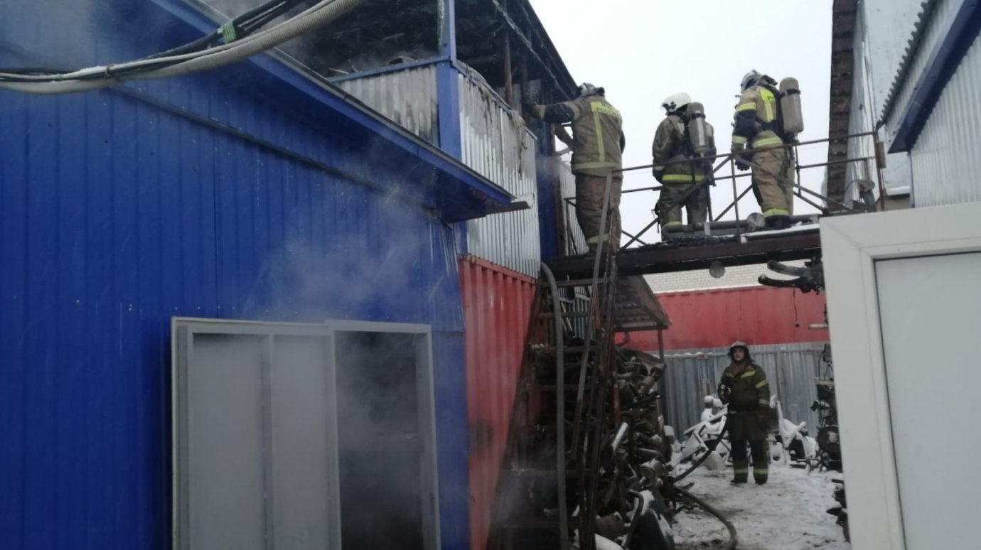 В Кузнецке выгорело 100 квадратных метров в авторазборе