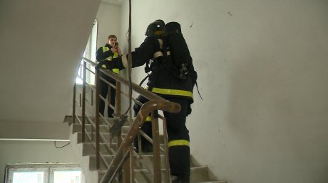 Под Пензой студенты и спасатели на скорость поднялись на 18-й этаж