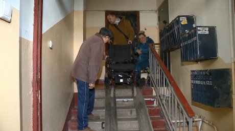 В Пензе инвалид пожаловалась на крутой пандус в подъезде дома