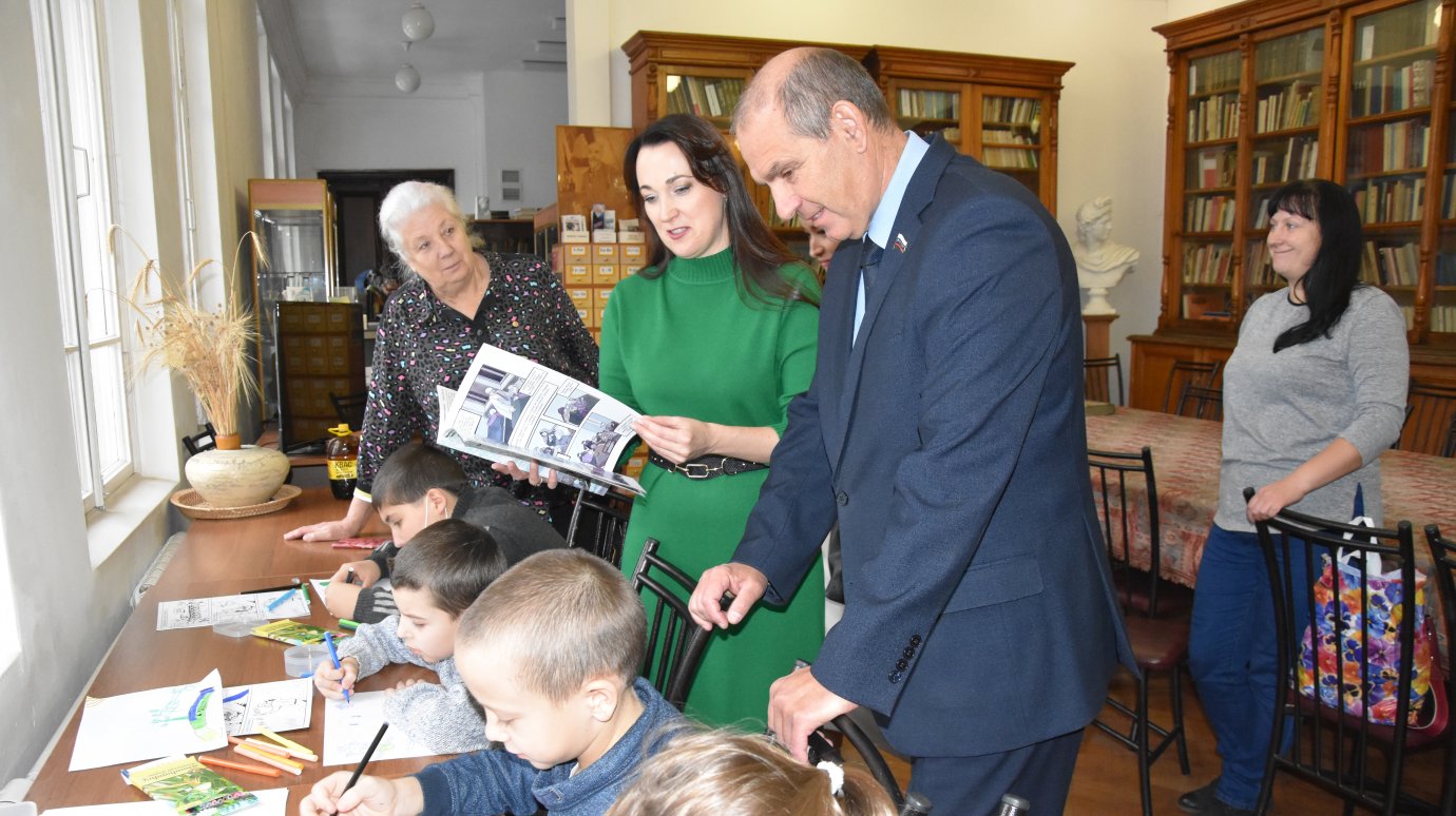 Глава Пензы и дети из ДНР и ЛНР посетили художественное училище