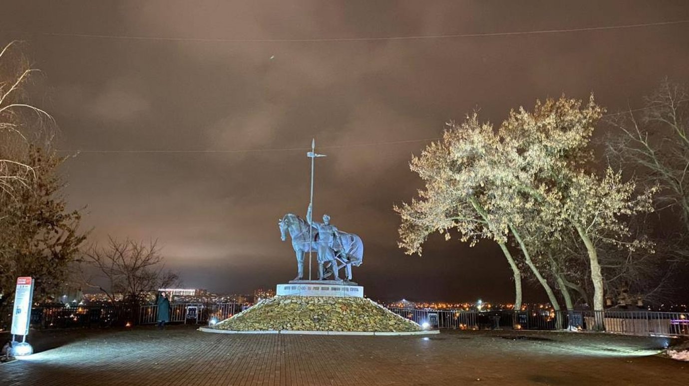 После обращений горожан в Пензе подсветили памятник Первопоселенцу