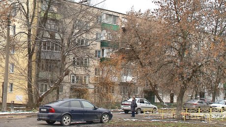 На улице Ворошилова опасно наклонился столб