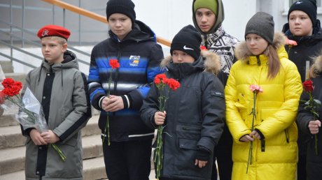 В Кузнецке открыли мемориальную доску погибшему в СВО земляку