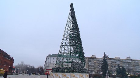 На площади Ленина начали собирать домик Деда Мороза