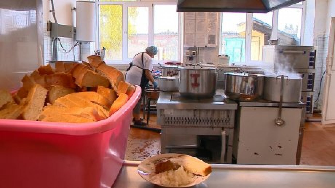 В школах Пензенской области еду готовили из запрещенных продуктов