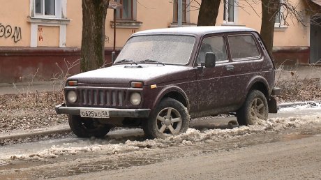 На улице Беляева машины вмерзли в лед из-за утечки