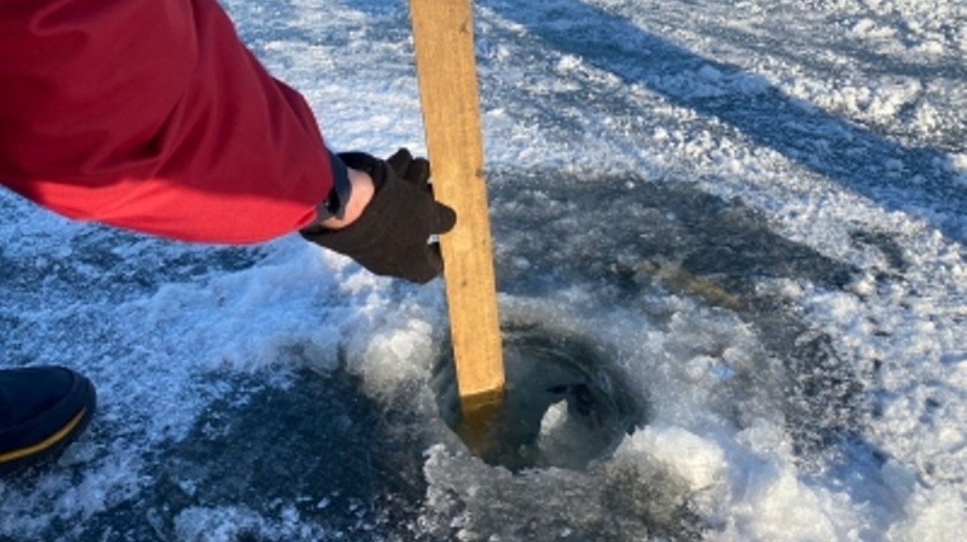Неравномерная: в Пензе проверили толщину льда