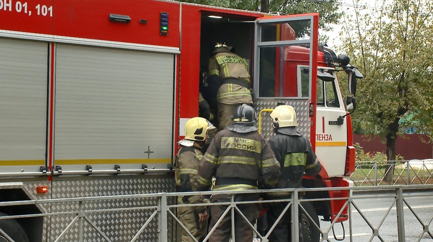 В Госдуме решили разрешить женщинам работать укладчиками и пожарными