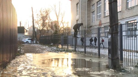 Пензенцы стали лазить по забору из-за утечки на улице Титова