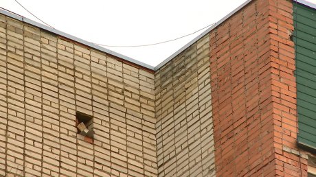 Пензячка боится замыкания из-за текущей крыши в доме на Антонова