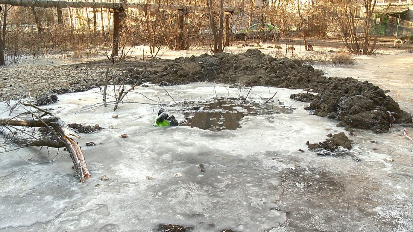 Во дворе на Медицинской дети рискуют провалиться под лед