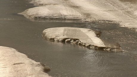 Дорога на улице Кулакова обросла льдом из-за утечки