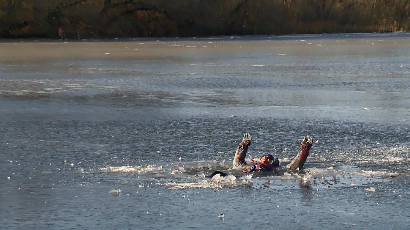В Пензе блогеры сняли на видео провалившегося под лед человека