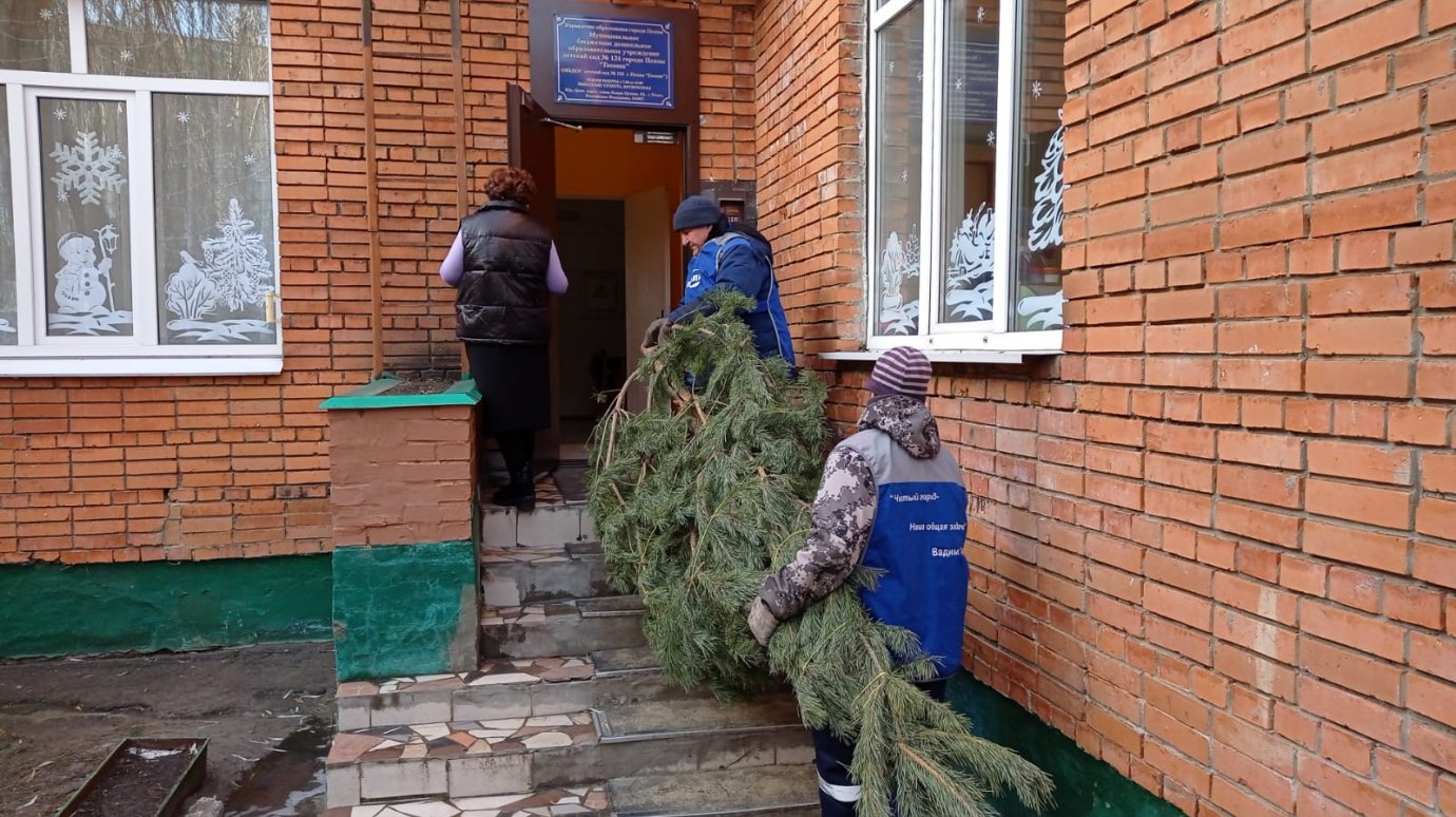 Вадим Супиков дарит школам и детсадам пушистые елки