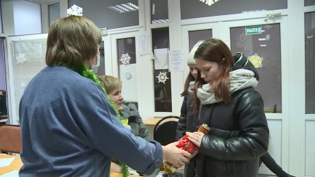 В Пензе детям из малоимущих семей начали выдавать новогодние подарки
