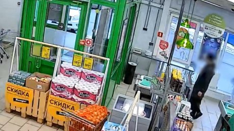 В Кузнецке кража продуктов из магазина попала на камеру