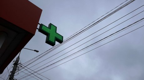 В Пензе водители принимают аптечные кресты за зеленый сигнал светофора