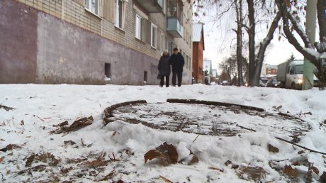 На улице Гоголя пешеходы могут упасть в канализационный колодец