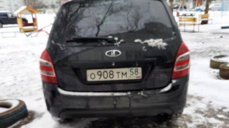 На ул. Глазунова водителю удобнее парковаться у качелей