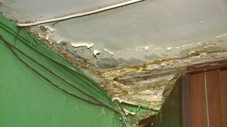 Из-за дырявой крыши в доме на Ульяновской по стенам течет вода