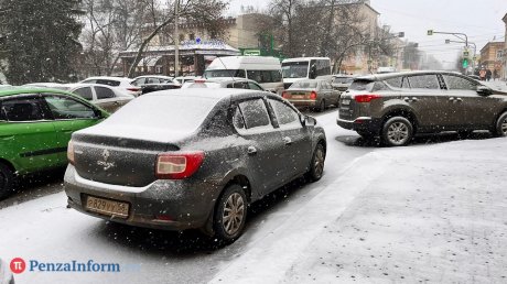 В Пензе автомобили стоят в предновогодних пробках