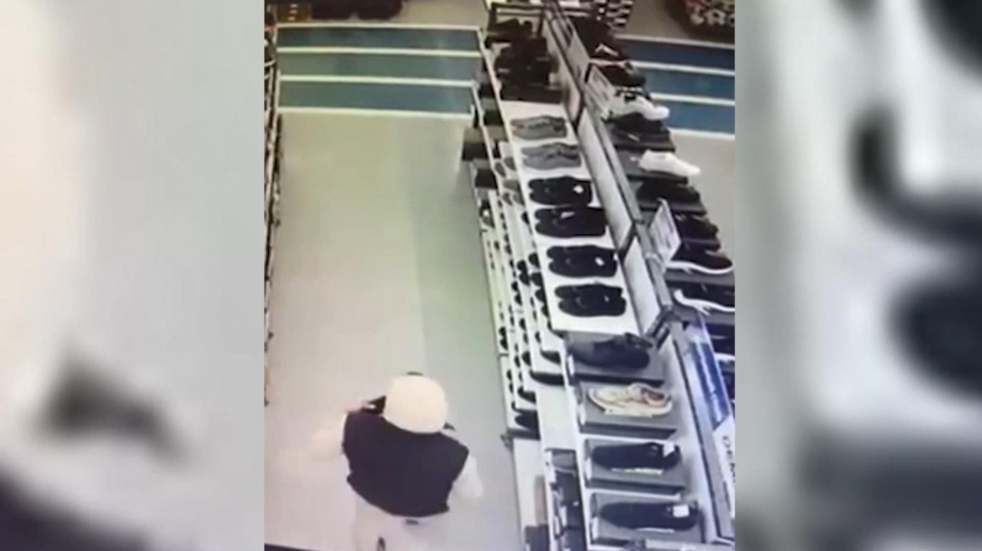 В Пензе мужчина ушел из магазина в краденых кроссовках