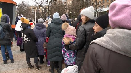 В Пензе устроили традиционное шествие Дедов Морозов