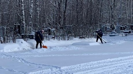 В Пензе коммунальщики расчистили от снега дороги на кладбищах
