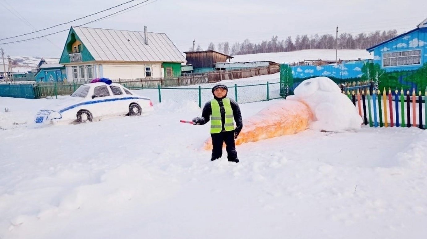 Ледяная скульптура сотрудника ГИБДД напугала пьяных водителей в Башкирии