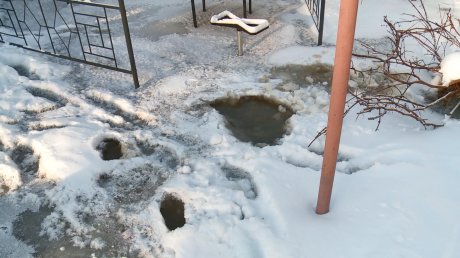 Жители домов на улице Ушакова оказались без воды из-за утечки