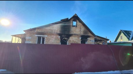 В Бессоновском районе огонь уничтожил частный дом и КамАЗ