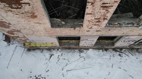 Заброшенная двухэтажка на улице Гагарина притягивает подростков