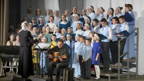 В Пензе архиерейский детский хор показал спектакль о девочке без отца