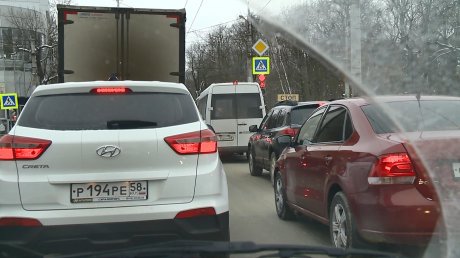 Пассажиров высадили из транспорта из-за аварии на Западной Поляне
