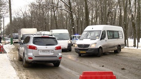 Пассажиров высадили из транспорта из-за аварии на Западной Поляне