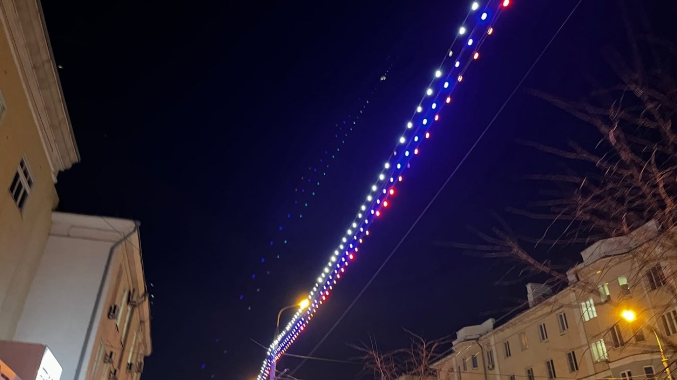 Пензу решили украсить светящимися флагами России