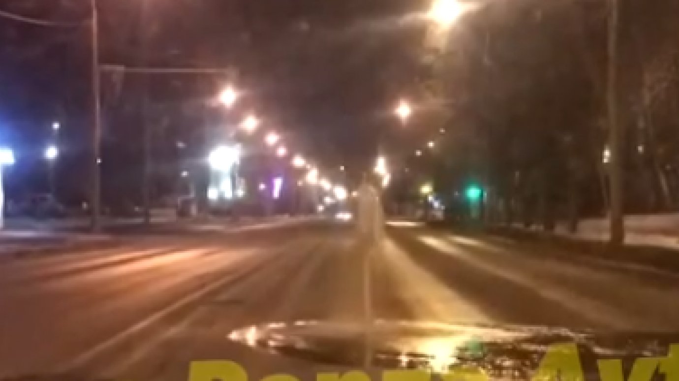 Посреди проезжей части на улице Суворова забил фонтан