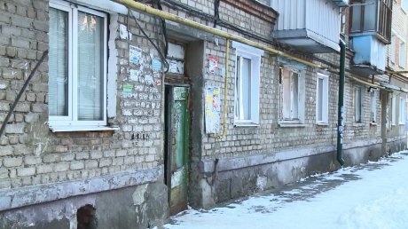 Жители ул. Краснова пожаловались на ветхую дверь в подъезде