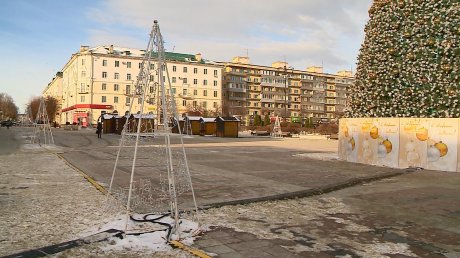 Домик Деда Мороза на площади Ленина готовят к демонтажу