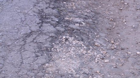 За два года не нашлось времени на ремонт дороги на улице Докучаева