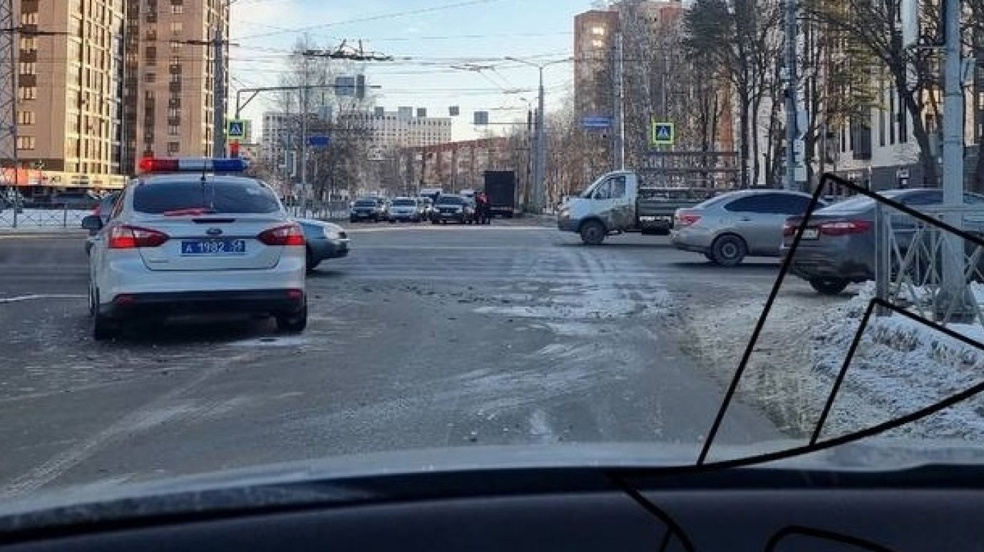 На улице Окружной водитель Kia врезался в автомобиль ГИБДД