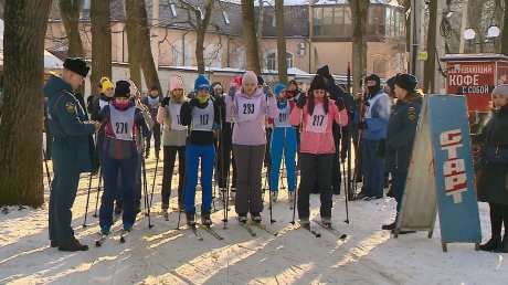 Сотрудники МЧС устроили забег на лыжах по Олимпийской аллее