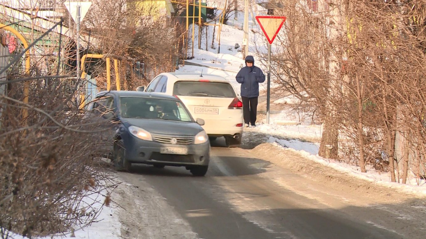 Пешеходы и водители страдают из-за узкой дороги на улице Средней